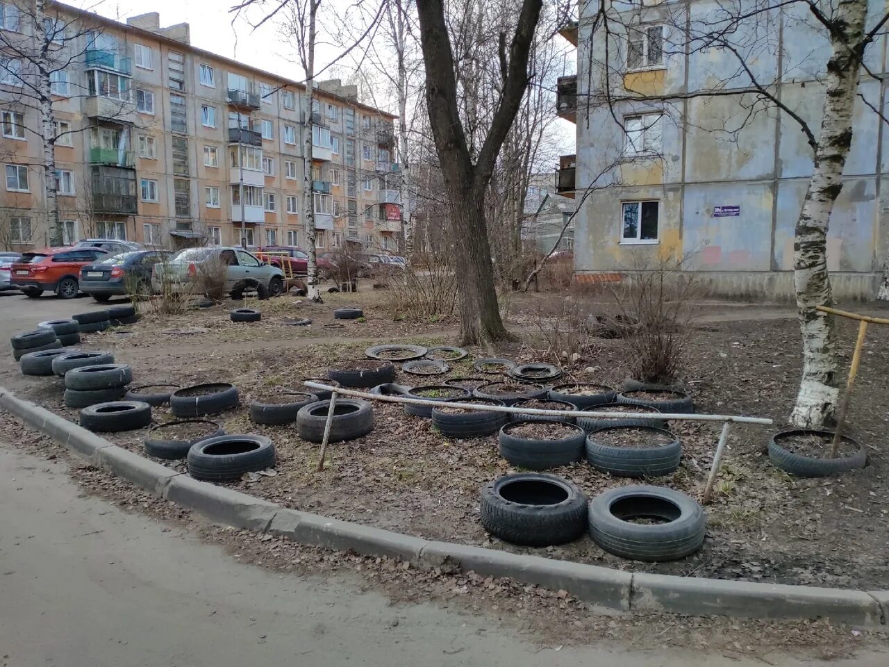 Запрет на покрышки на клумбах. Шинный район Екатеринбург. Старые покрышки в Петропавловске-Камчатском. Переработка шин Карелия Петрозаводск.