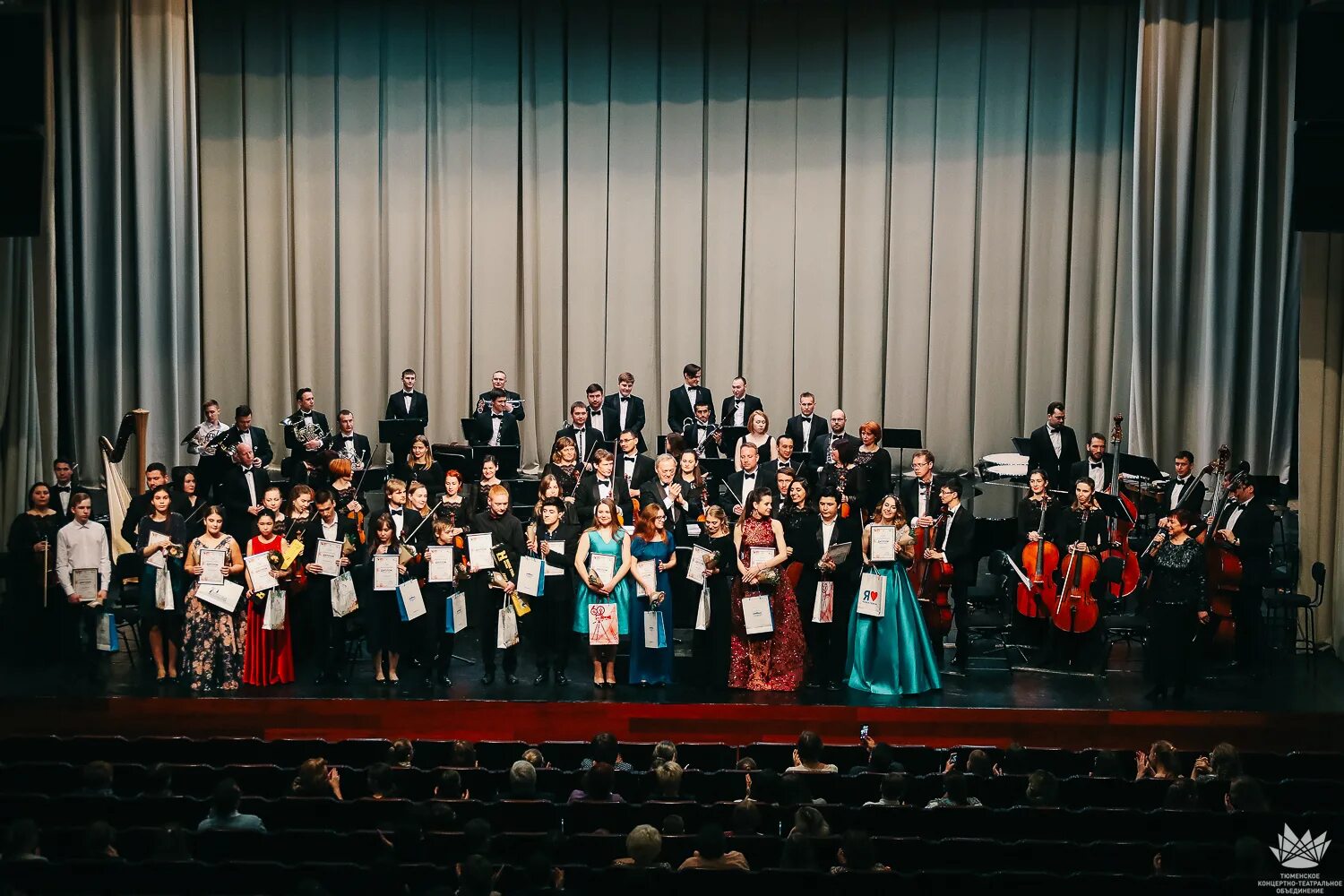 Солист оркестра Тюмень. Солист Тюменской филармонии. Гала концерт. Основной зал филармония Тюмень. Концерт в конкурсе