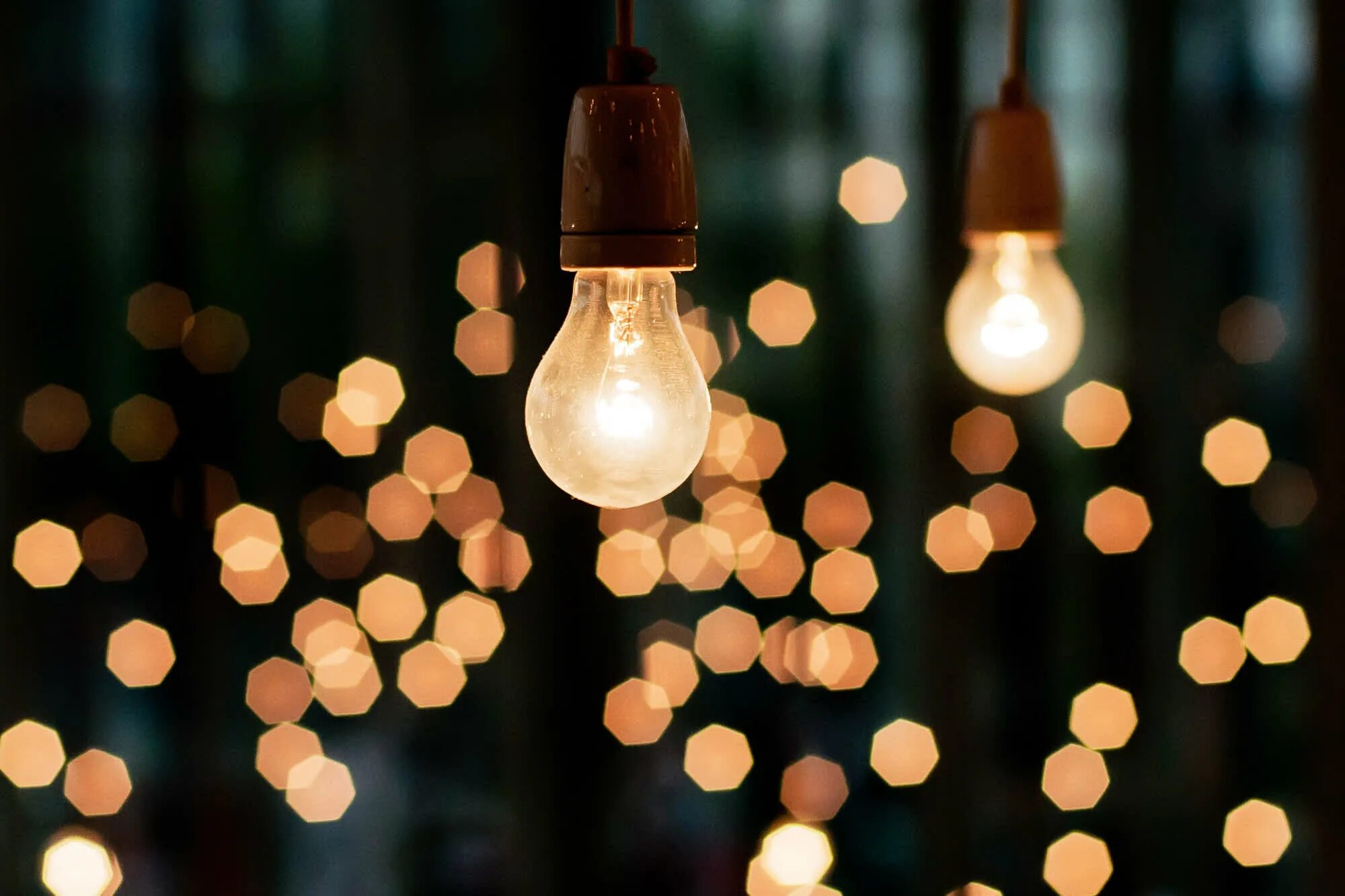 лампа накаливания эстетика. лампочка эстетика. старший мальчик было только 10 лет чудесный доктор. лампочки. здесь освещенные ярким светом висящих ламп возвышались.