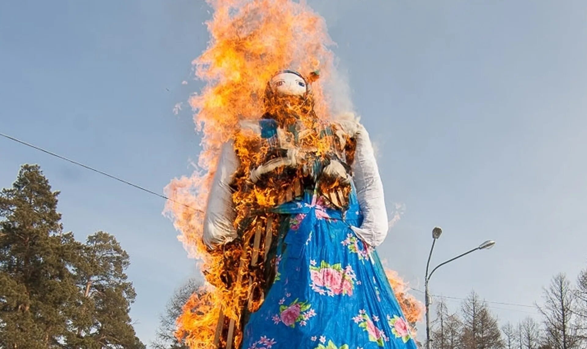 Где самая большая масленица. Масленица в городе. Масленица в Украине. Масленица на России и в Украине. Праздник блинов.