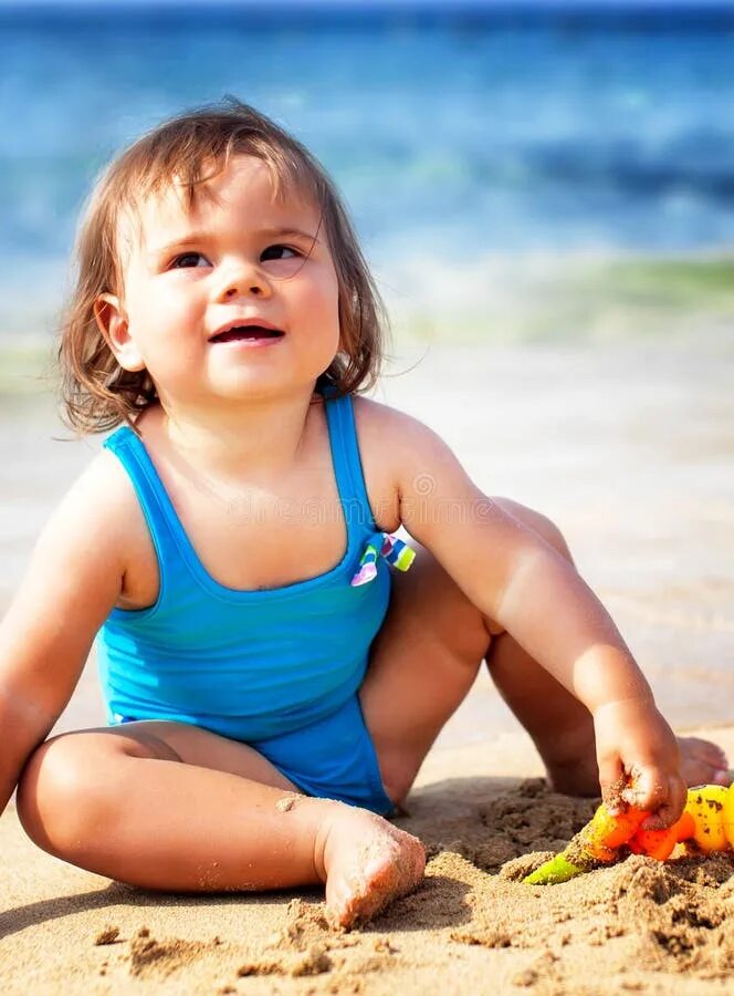 Девочка маленькая расставила на пляже. Тайные картинки Beach little.