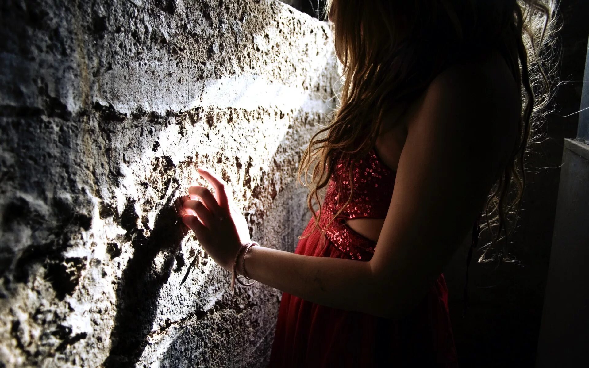 Девушка через стену. Мужчина и женщина за дверью. Девушка у двери. Девушка из стены. Женщина в дверях.