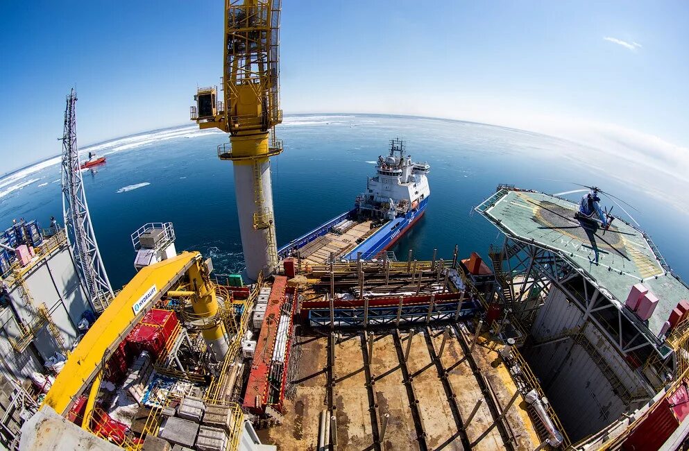 Сахалинский торф. Морская буровая платформа беркут. Восточная горнорудная компания сахалин. Сахалин 5 месторождение нефти. Сахалин добыча.