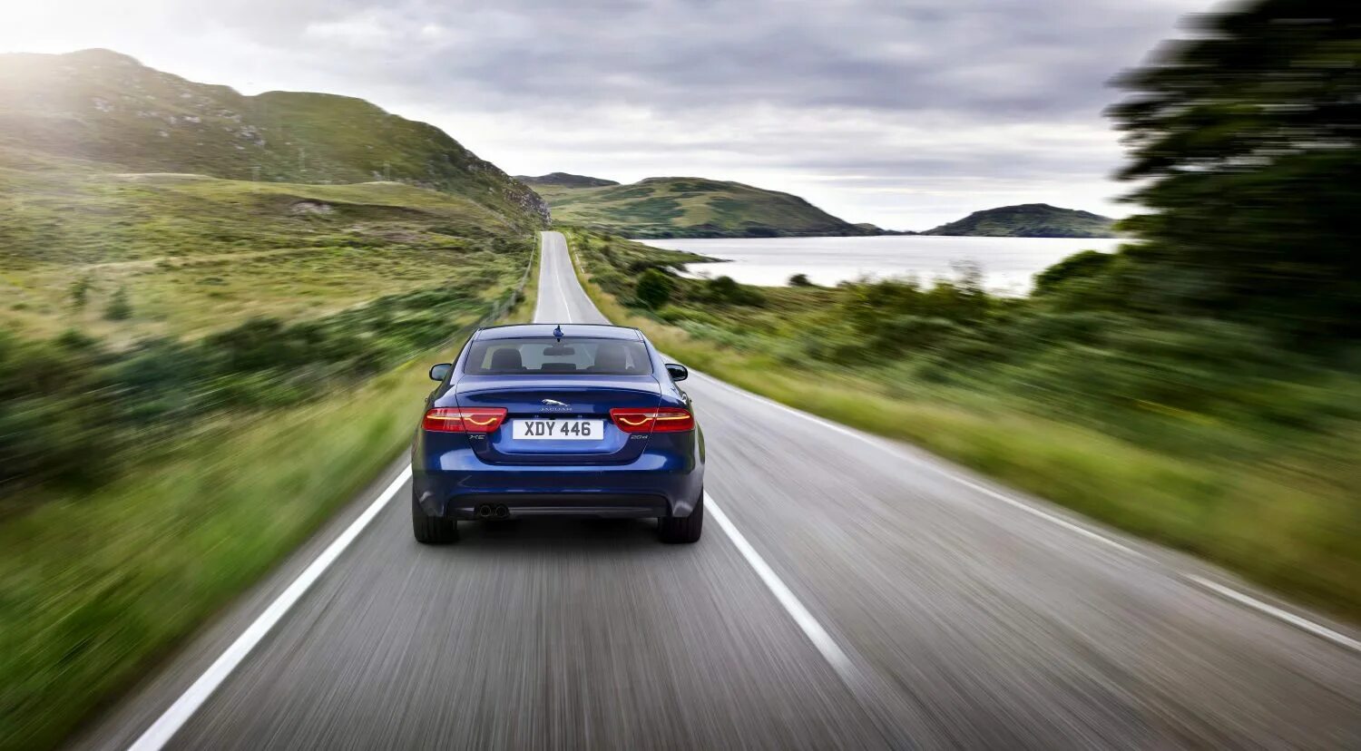 По дороге быстрее 3. Jaguar xe обои. Машина на дороге. Автомобиль едет. Машина на скорости.