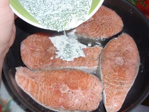 Форель с картошкой в духовке. Стейки форели в сметане в духовке. Стейки форели в сметане в духовке. Горбуша под сливочным соусом. Стейки форели в сметане в духовке.