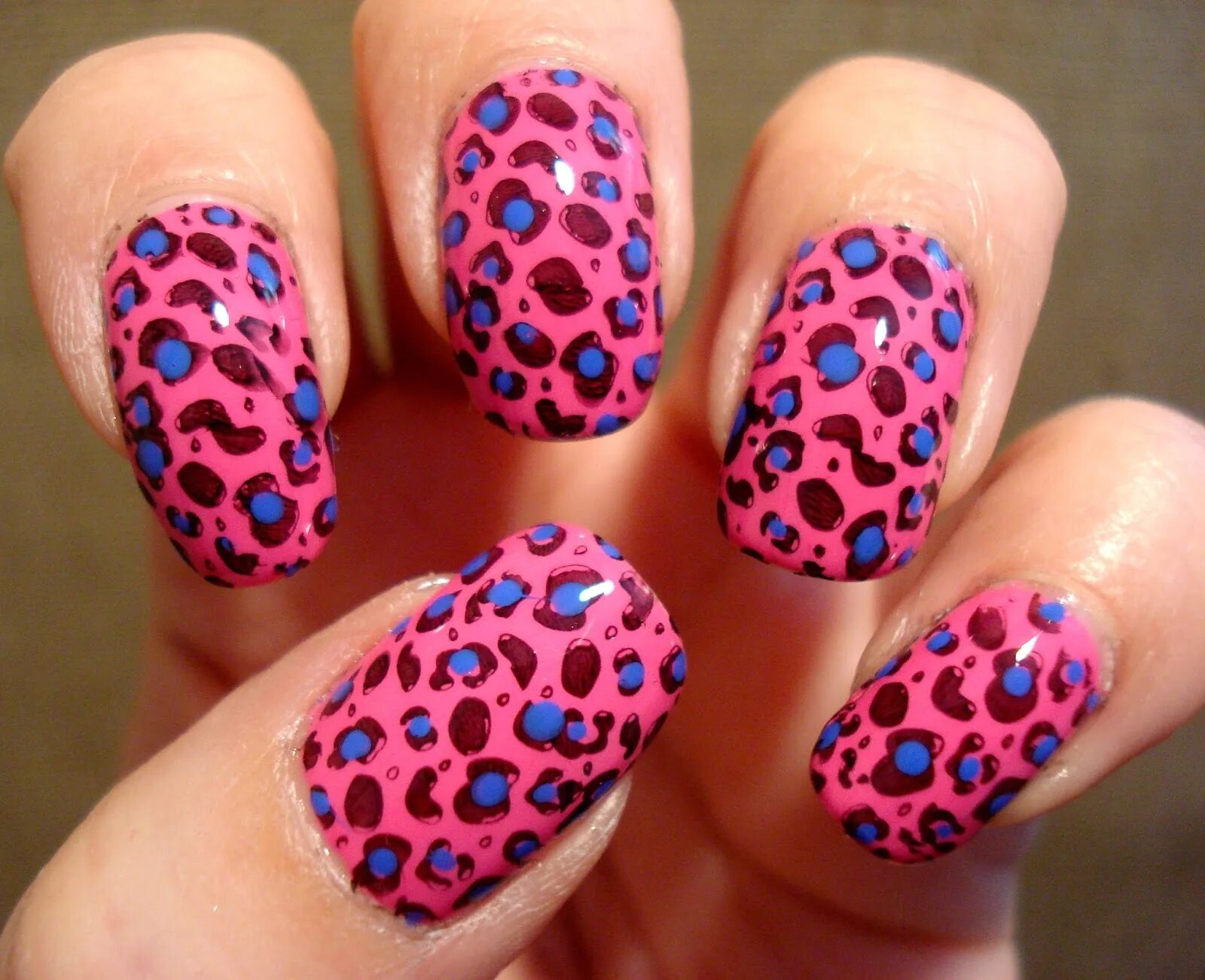 Леопардовые ногти. Маникюр розовый леопард. Яркий маникюр с леопардовым принтом. Ногти с леопардовым принтом цветные. Дизайн ногтей с принтом