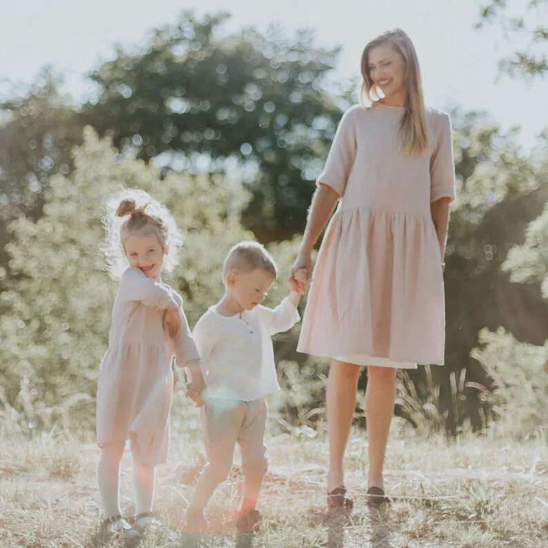 Платье из муслина мама и дочка. Кружевное платье мама и дочка. Вечерние платья для мамы и Дочки. Платье мама и дочка одинаковые.
