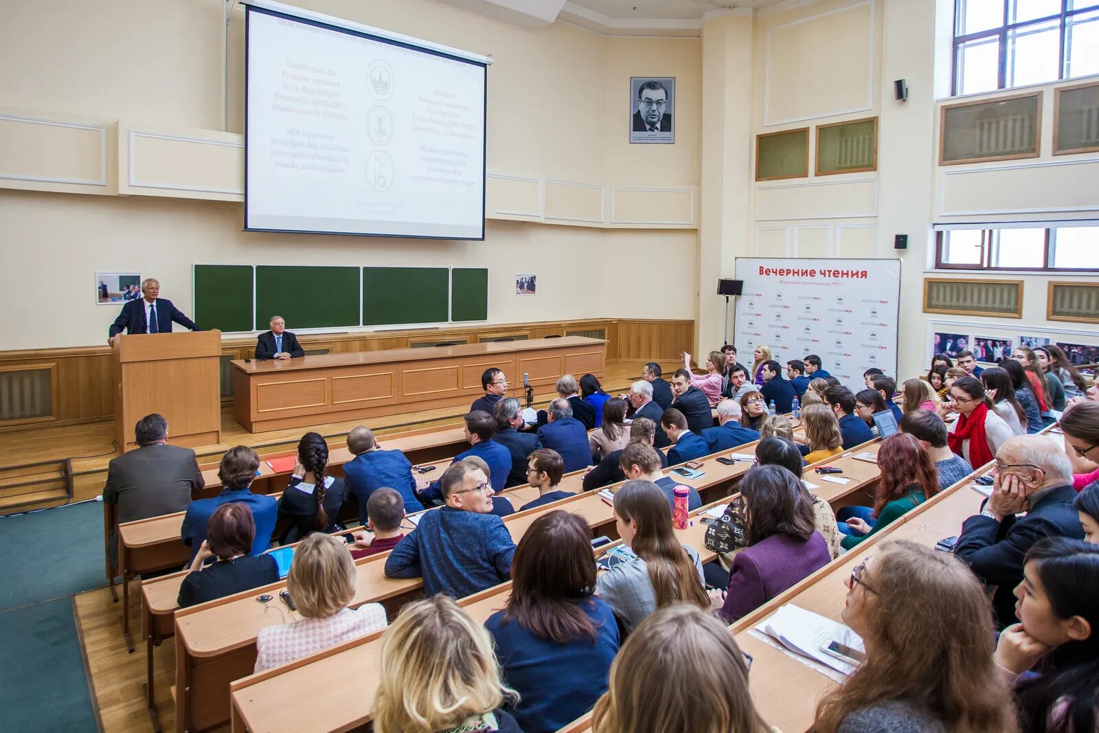 Московский университет на английском. МГУ Политология Факультет магистратура. Факультет политологии МГУ внутри. МГУ Кафедра политологии преподаватели. Лингвистический Факультет МГУ.