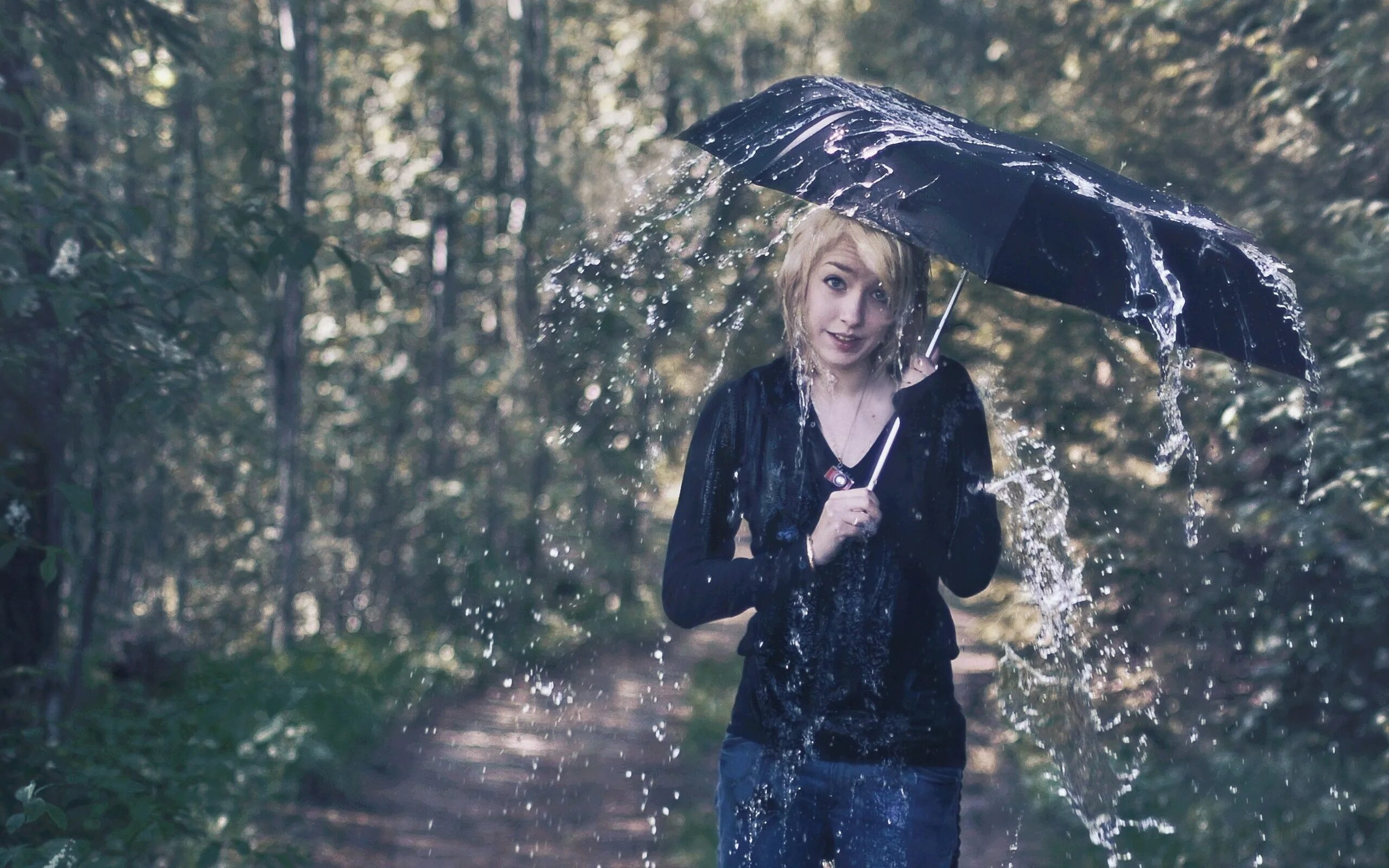Wasn t raining. Под дождем. Девушка дождь. Женщина под дождем. Фотосессия в дождь.