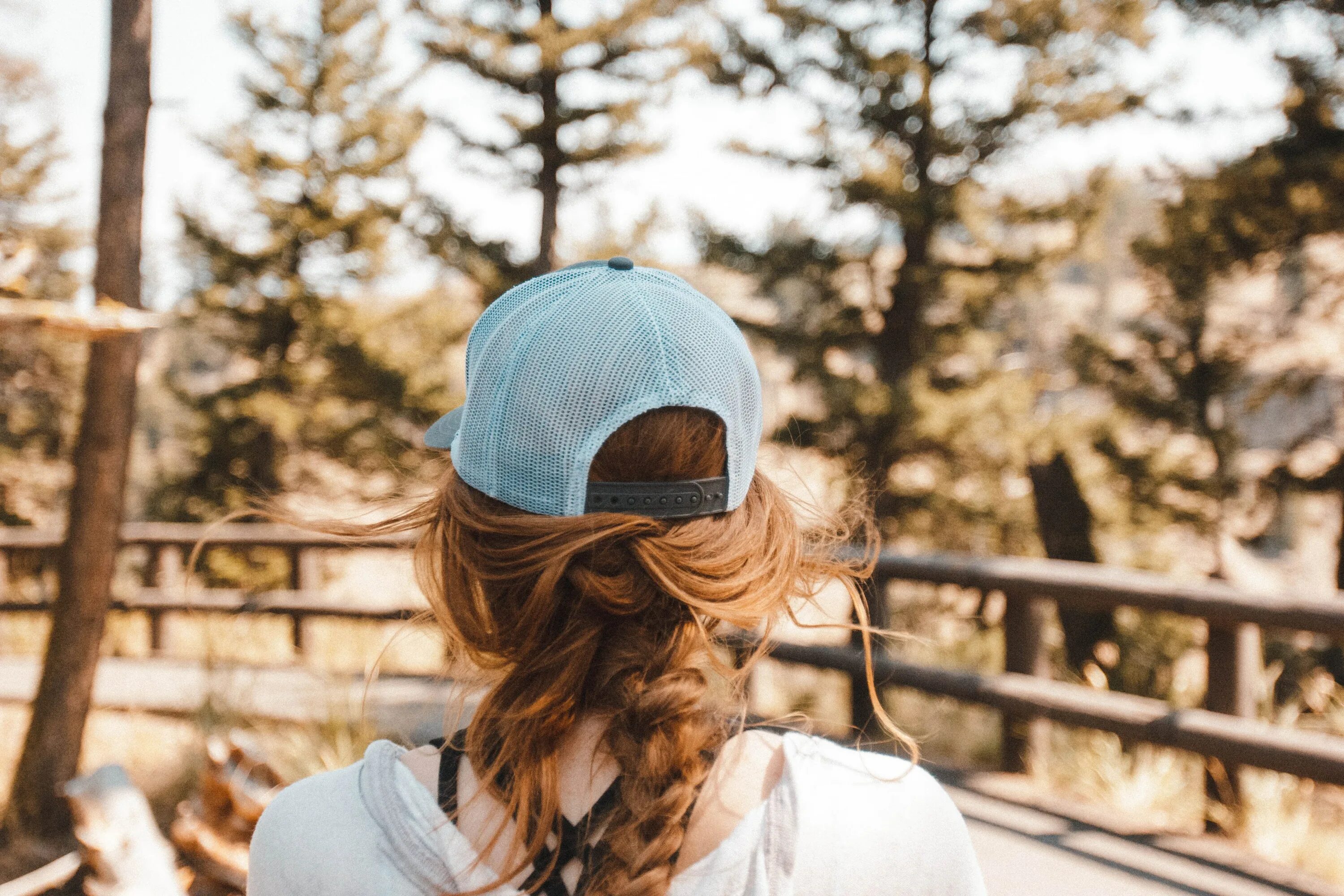 Kuhn кепка. Картинки Unsplash. Girl in Trucker cap. She s wearing her hat