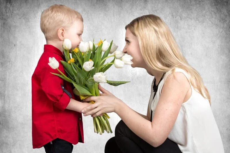 Мальчик дарит букет маме. Букет для мамы для детей. Цветы для мамы. Вручение цветов. Я принес маме букет
