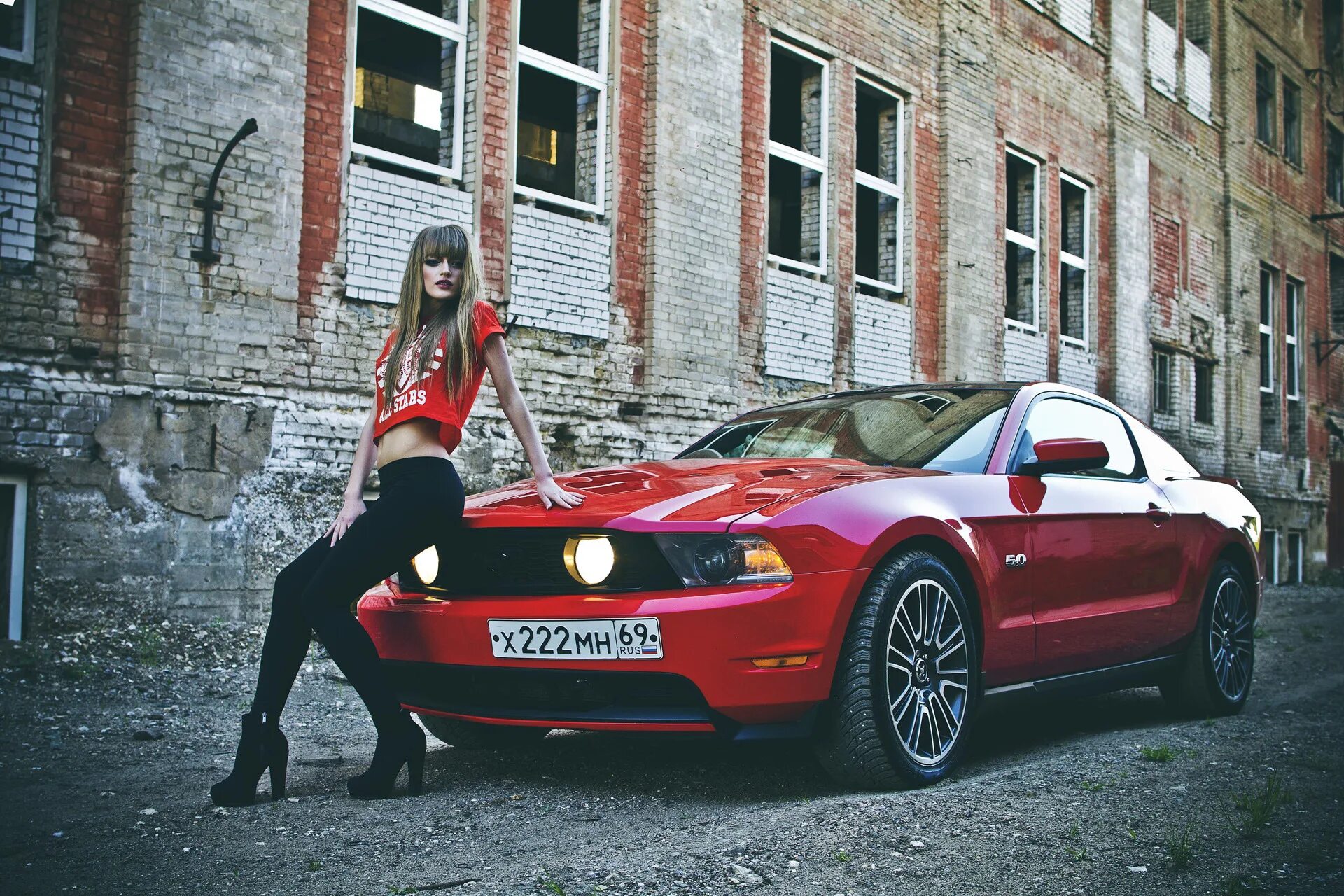 One of the girls streets white mustang. Ford Mustang drive2. Девушка и Мустанг красный. Фотосессия с красным мустангом. Девушки и Форд Мустанг.