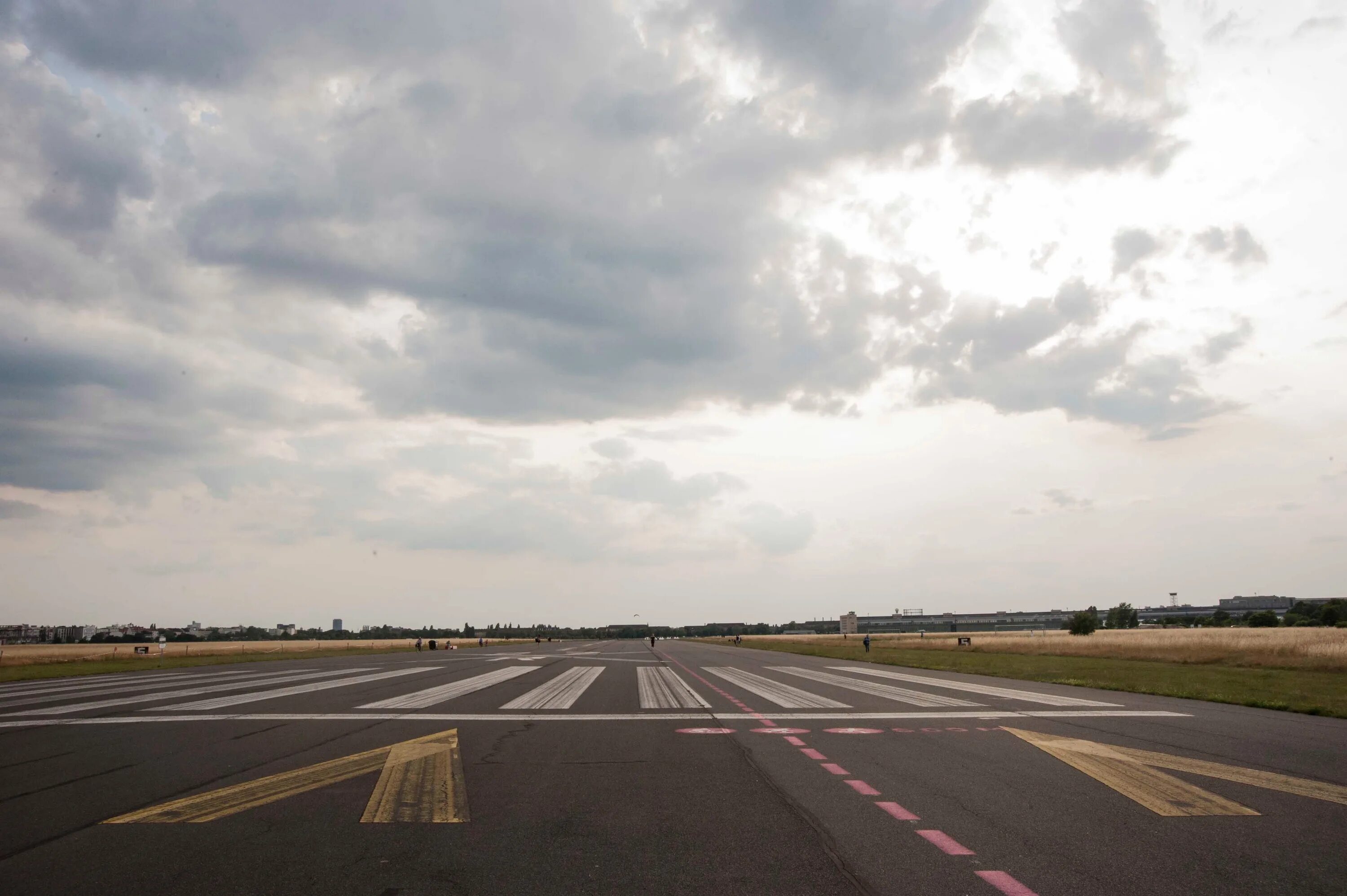 Airport road. Дорога в аэропорт. Взлетная полоса и небо. Дорога аэродром. Взлетная полоса Горизонт.