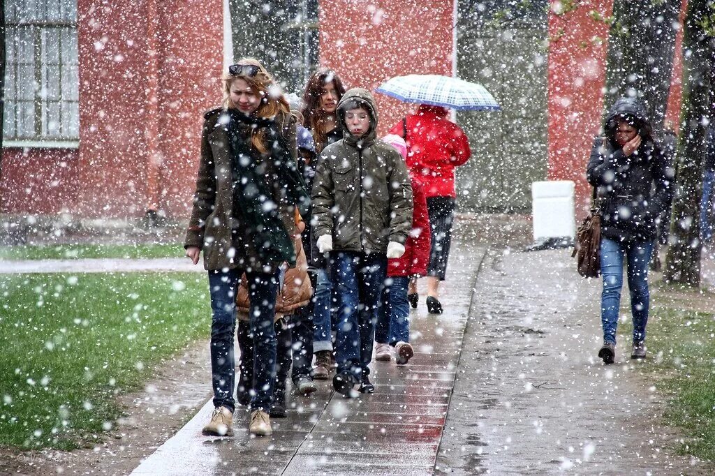 Сколько будет идти снег сегодня. Снегопад в москве 13 февраля 2021. Погода в москве сейчас. Снег в москве. Снег в москве.