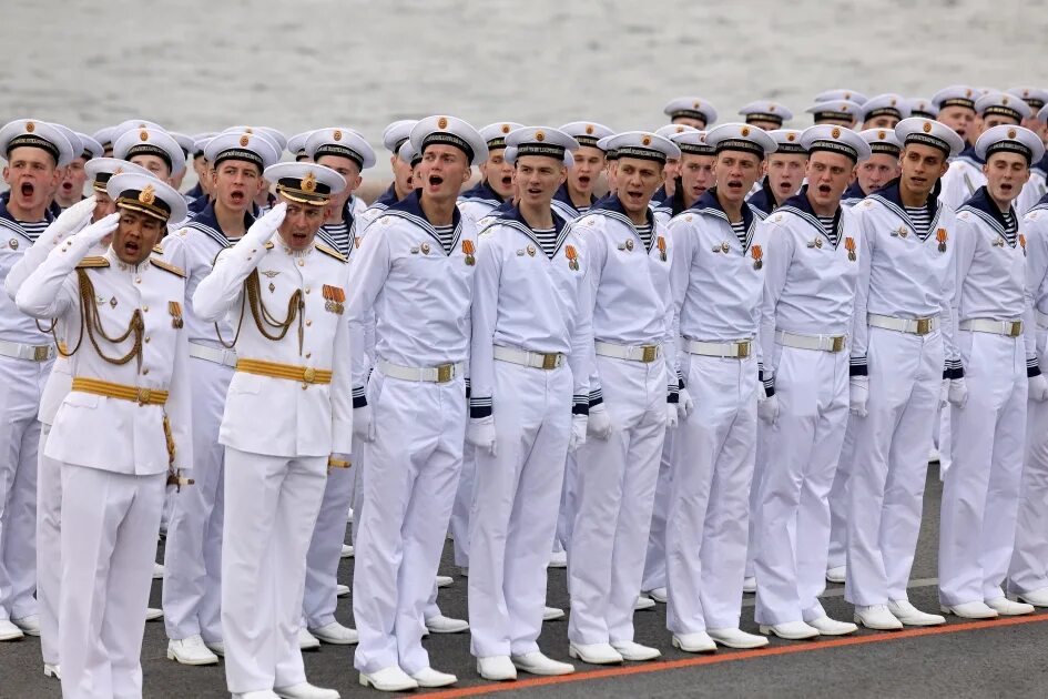 Моряки ВМФ РФ. Военный моряк. Моряки на параде. Морская форма Военная.
