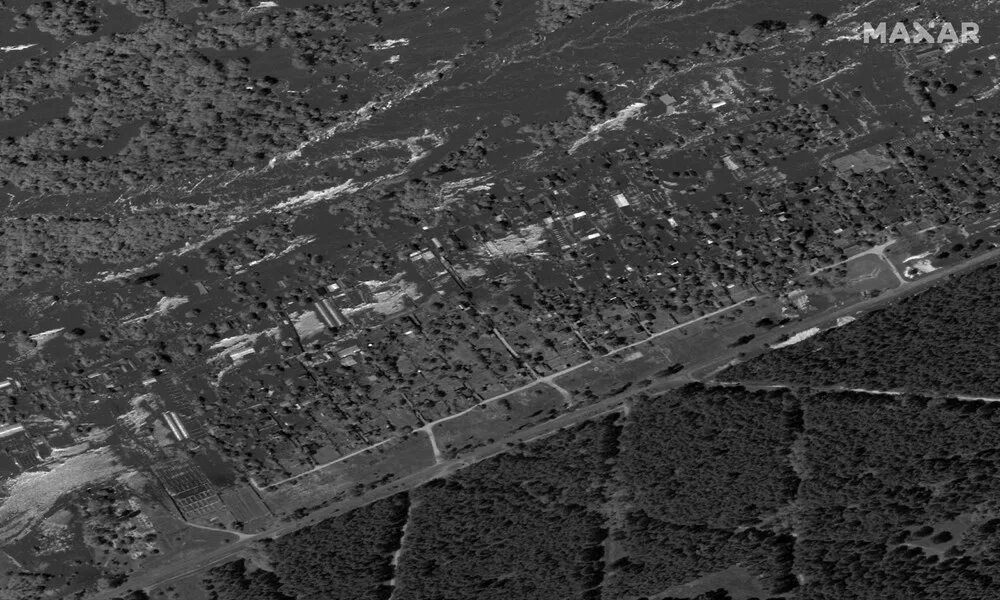 Maxar maps. Снимки каховской гэс спутниковые. maxar спутниковые снимки. спутник фото. каховская гэс снимок со спутника.
