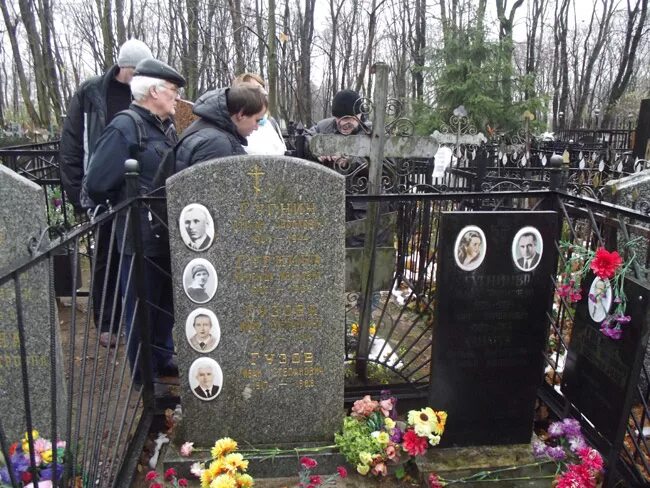 Смоленское кладбище - здесь похоронены Эдуард Хиль, Людмила Сенчина, Анна Самохи