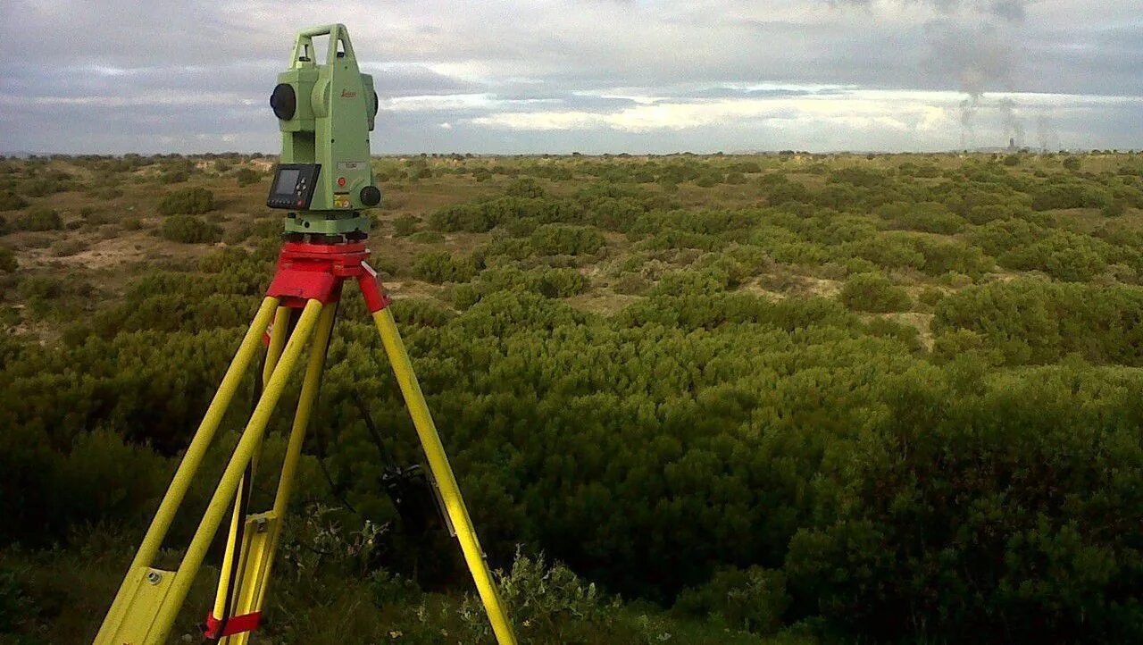 Земельный кадастр и картография. Leica TC-305. Тахеометр Trimble s8. Теодолит Leica. Total Station геодезия.