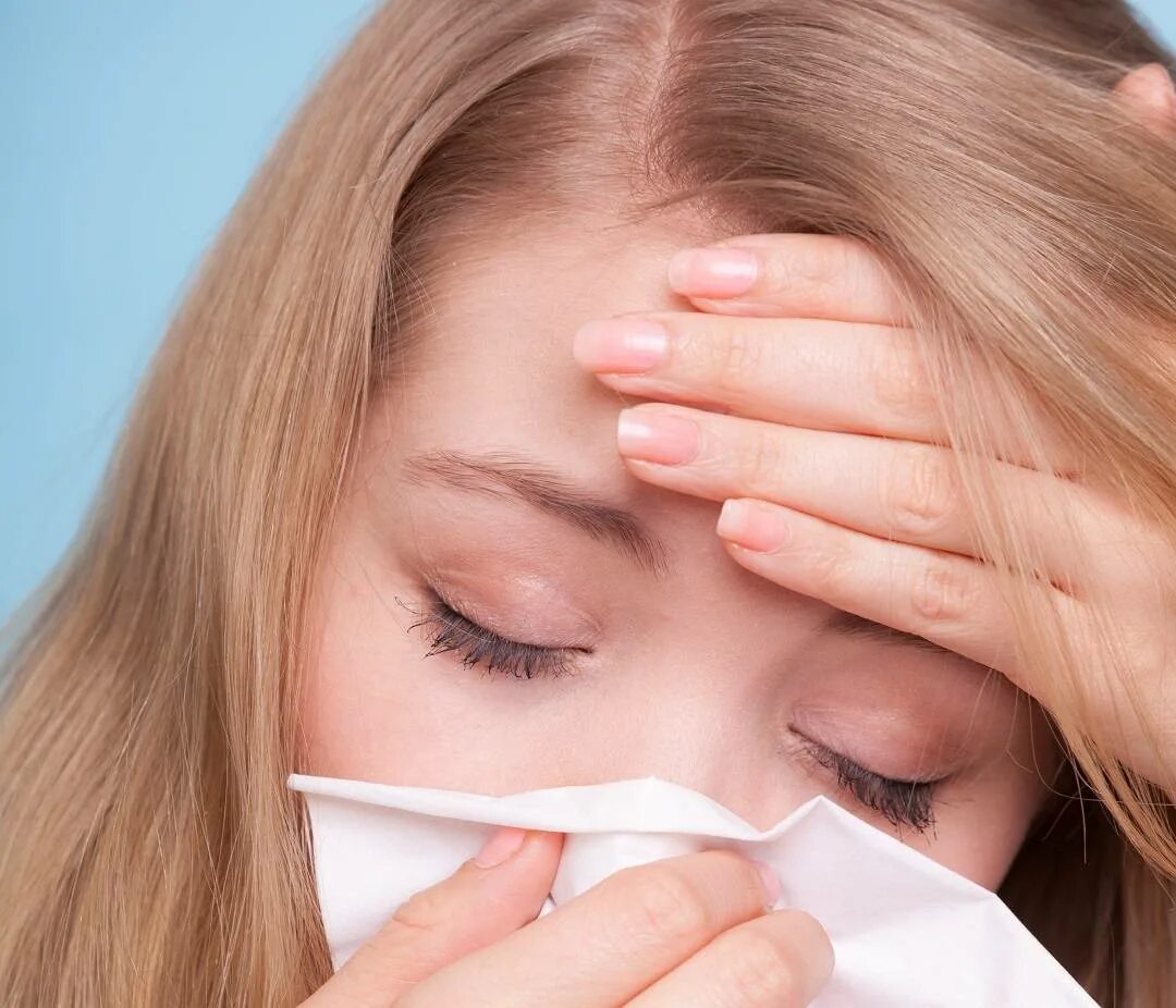 Заложенность носа температура 39. Насморк заложенность носа. Чихание и заложенность носа. Аллергия заложенность носа.