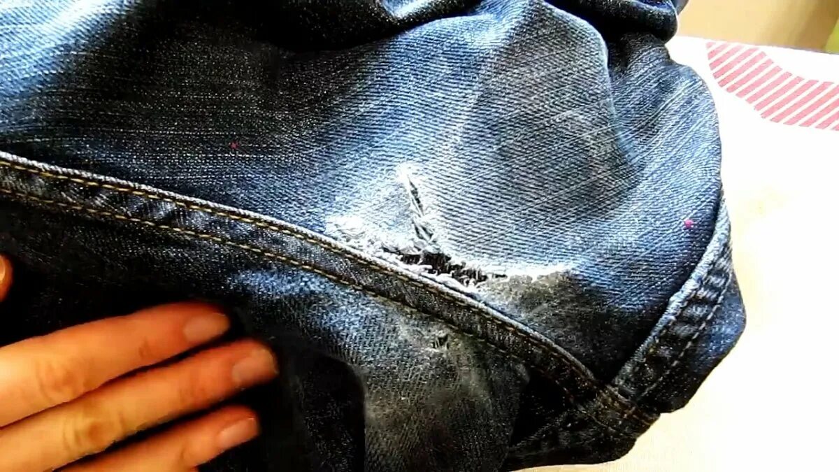 Потертость на джинсах между ног. Джинсы штанина. Заштопать джинсовую штанину. Штаны с потертостями.