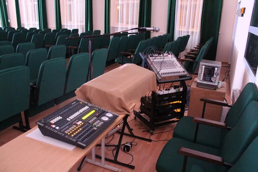 освещение сцены. звуковое и световое оборудование. аудиовизуальная аппаратура. звуковое оборудование зала. звуковое оборудование зала.