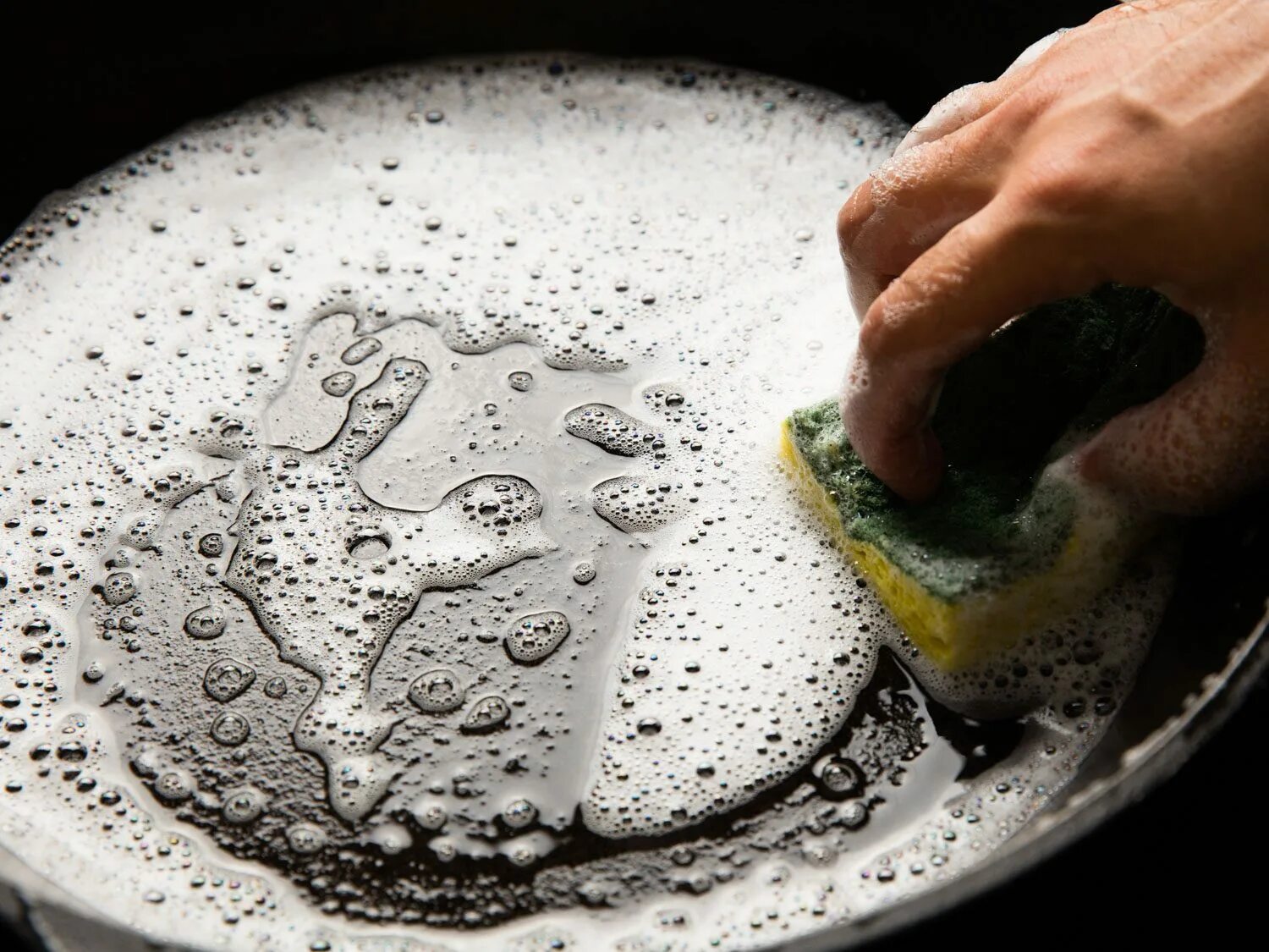 Мытье посуды. Мытая посуда. Сода для чистки посуды. Мойка нагара посуды. Можно мыть посуду содой