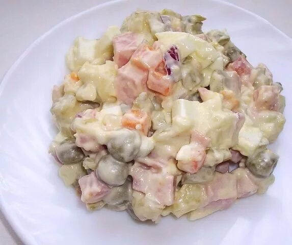 салат из горошка и яиц и колбасы картофель. салат колбаса огурец яйцо картошка. салат с горошком и колбасой. салат оливье с колбасой горошком. салат с курицей и горошком и огурцом.