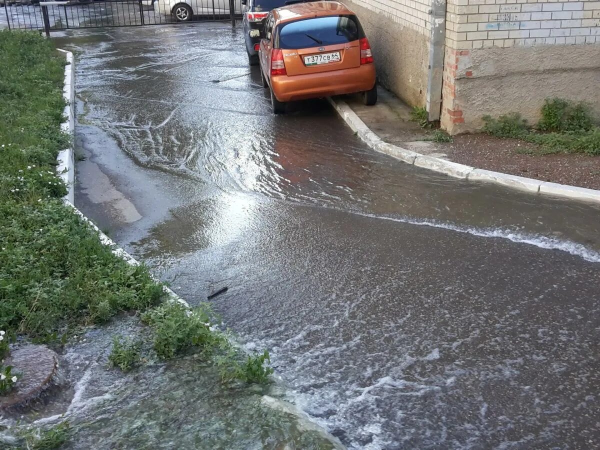 Улицу затопило водой