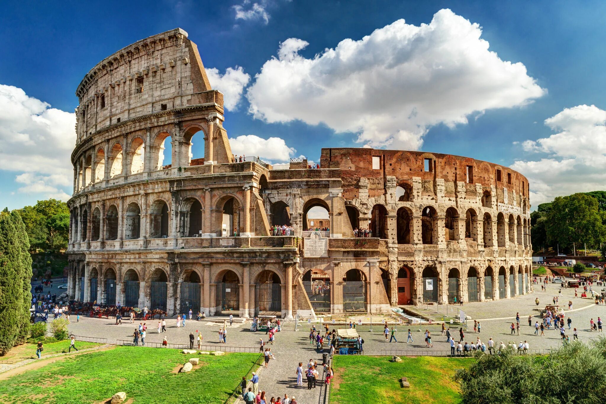 Достопримечательность какой страны является. Римский Колизей Италия. Амфитеатр Колизей в Италии. Римская Империя Колизей. Колизей, Рим, Италия (Европа).