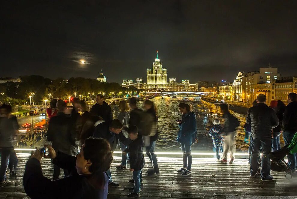 Гуляем по ночному. Парк Зарядье в Москве вечером. Парк Зарядье вечером. Парк Зарядье ночью. Вечер,Москва,март парк Зарядье.