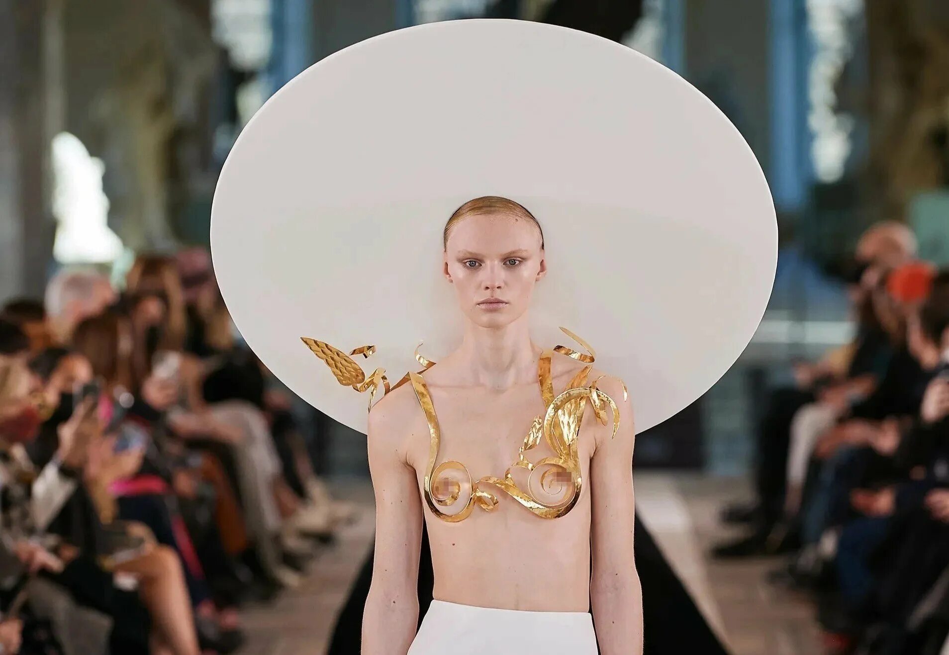 Мода 2025 2025 года. Schiaparelli haute couture весна лето 2025. скиапарелли кутюр 2025. скиапарелли платья 2025. рената литвинова скиапарелли.