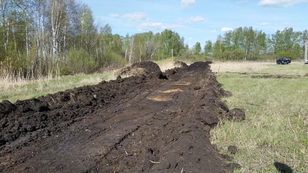 Снятие растительного слоя. Срезка плодородного слоя. Снятие плодородного слоя. Снятие растительного грунта. Плодородный слой грунта.