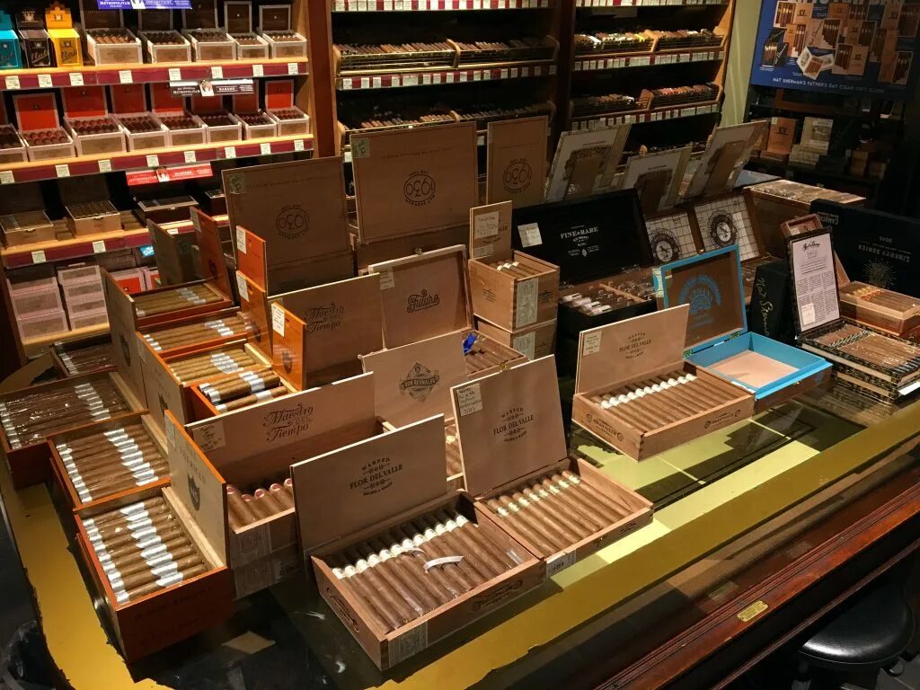 Cigar shop ru. Сигареты Sherman. Сигарный бутик. Магазин сигар. Магазин сигар Америка.