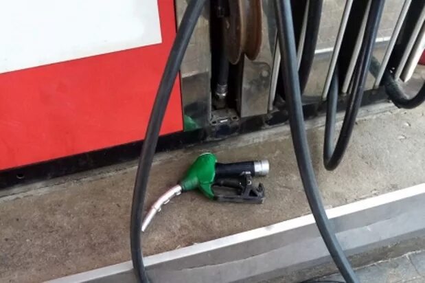 Вырвало шланг. Заправочный шланг на заправке. Замена трубки на животе. Оторвался пистолет на азс. Вырвало шланг.