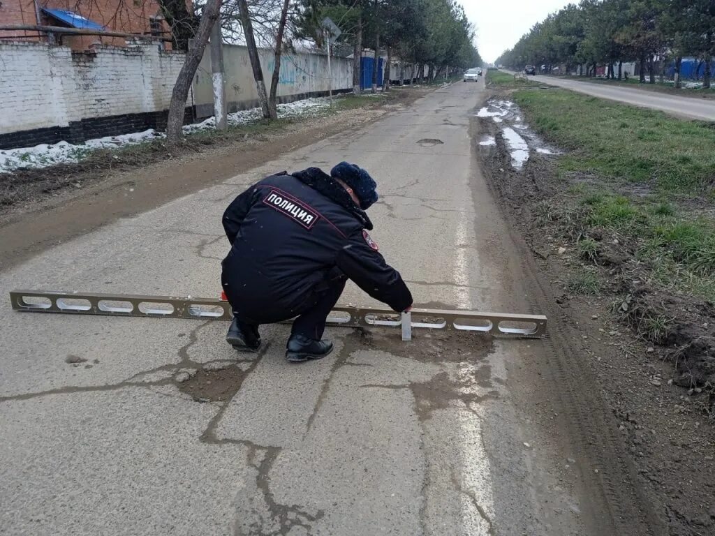 Состояние дорожного покрытия. Сотрудники ДПС Лабинского района. Сотрудники ГИБДД проверяют дорожное покрытие. Сотрудники ДПС Усть Лабинск. Гаи лабинска