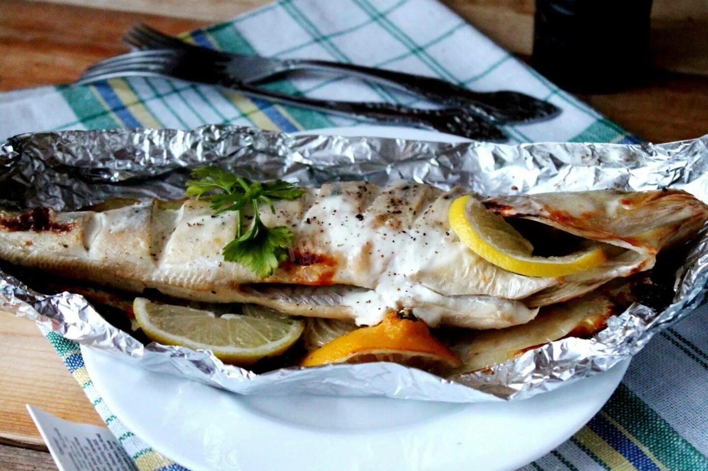 Судак как приготовить вкусно. Судак запеченный в духовке в фольге. судак в духовке, запеченный в фольге с лимоном. судак рыба запеченная в духовке. судак запеченный в духовке целиком.