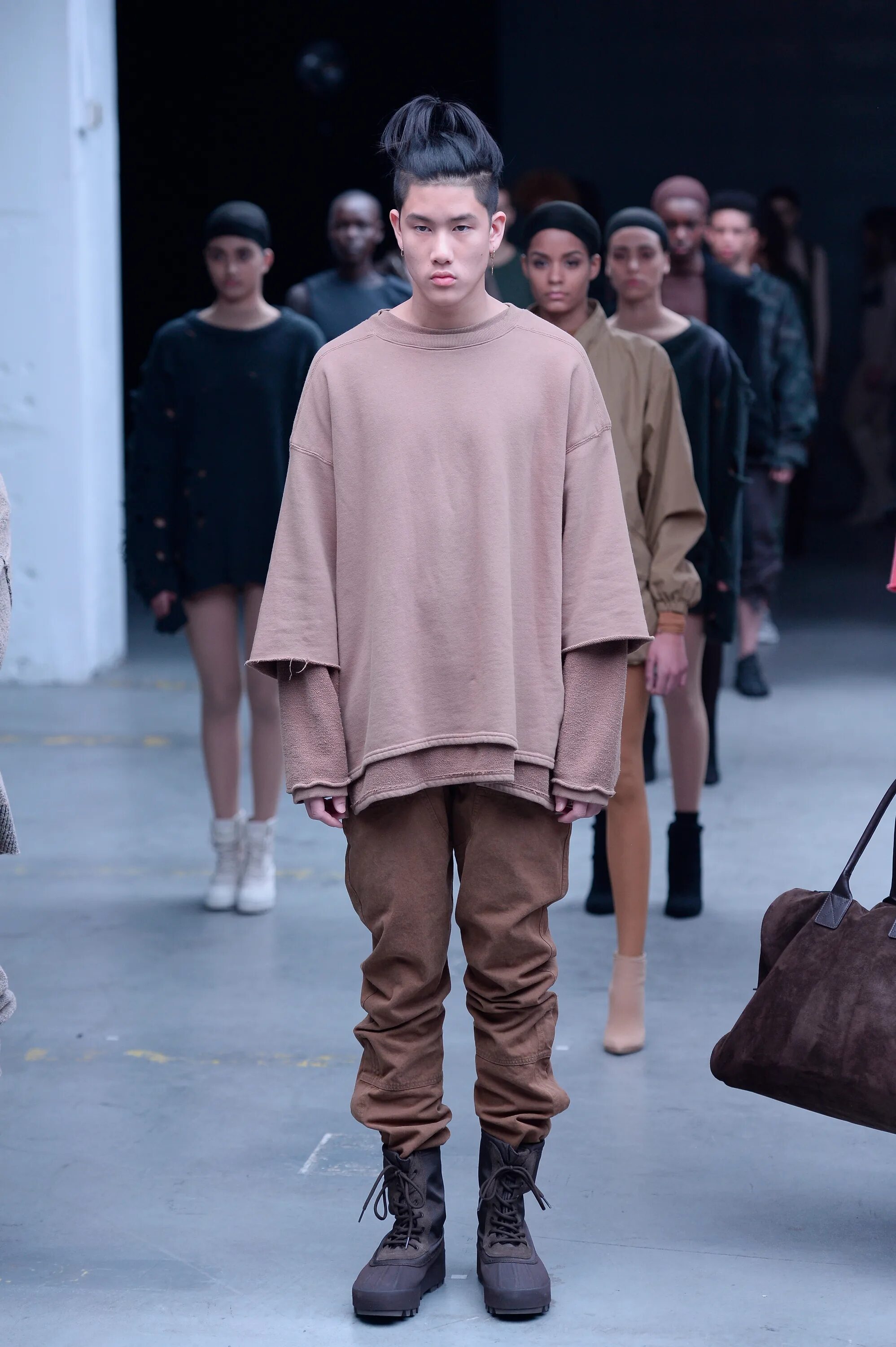 Одежда Yeezy Kanye West. Канье Уэст Fashion. Канье Уэст коллекция одежды 2022.