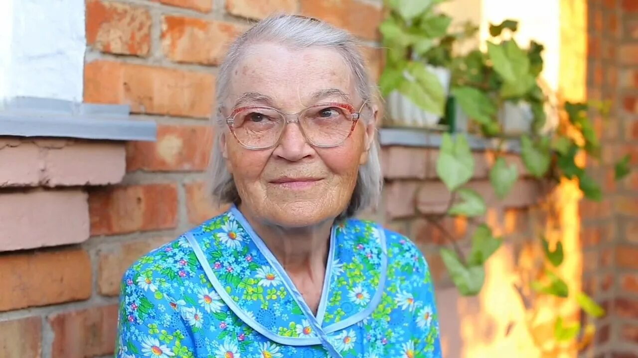 Бабушка читает газету. Большие губы пожилых женщин. Юность май цветущий старость. Юность май цветущий старость. Старый портрет фото бразилиан женщиной.