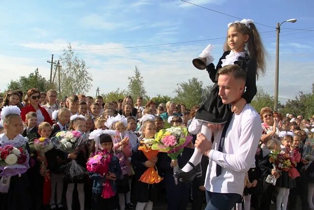 Школа Красногвардеец Бузулукский район. Село Красногвардеец Бузулукский район. Школа Бузулукского района. Новоалександровка Бузулукский район школа. Бузулук новоалександровка