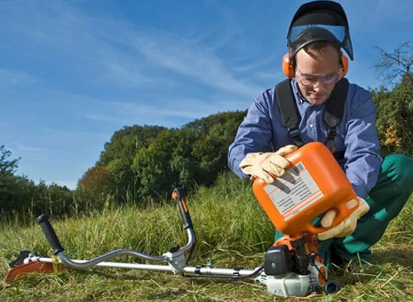 Штиль заливает бензином. Триммер бензиновый Stihl. Топливо для триммера. ГСМ для триммера. Заправка триммера.