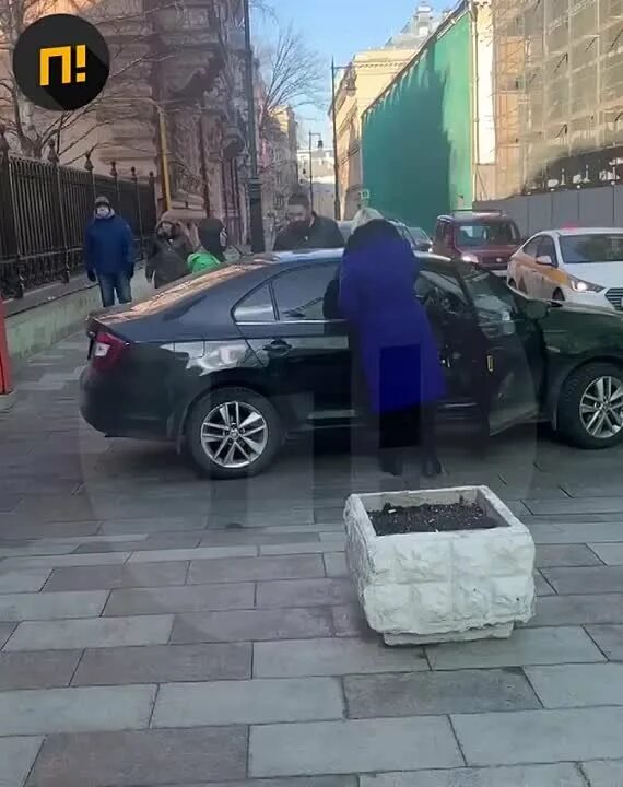 Водитель напал. Полиции. Руки в машине. Водитель напал. Водитель напал.