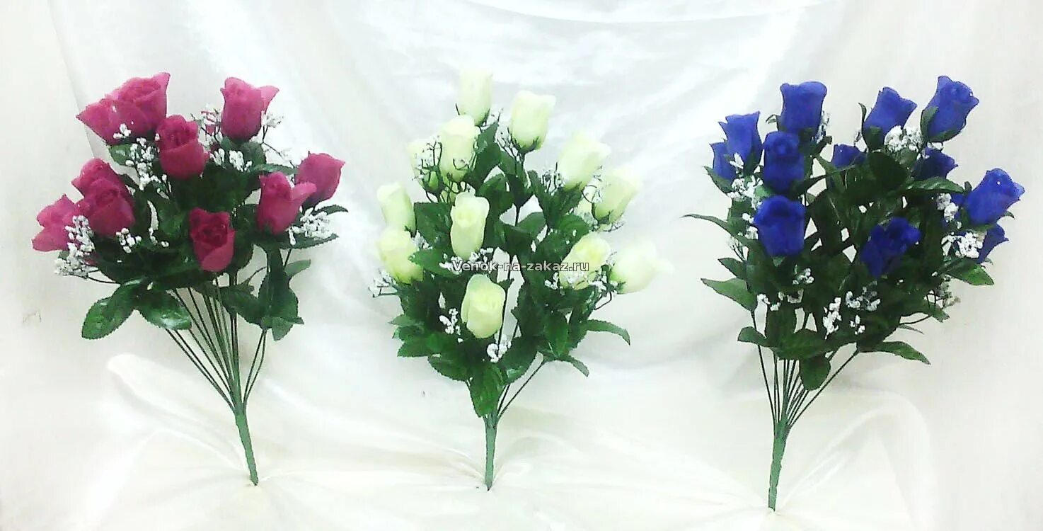 Ритуальные корзины из искусственных цветов. Ритуальные полянки из искусственных цветов. Корзина искусственных цветов для кладбища. Искусственные цветы на кладбище. Букет красных азалий.