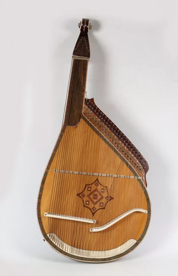 Немецкий струнный инструмент похожий. Домра и Бандура. Кобза Бандура домра. Бандура и гусли. Бандура струнный музыкальный инструмент.