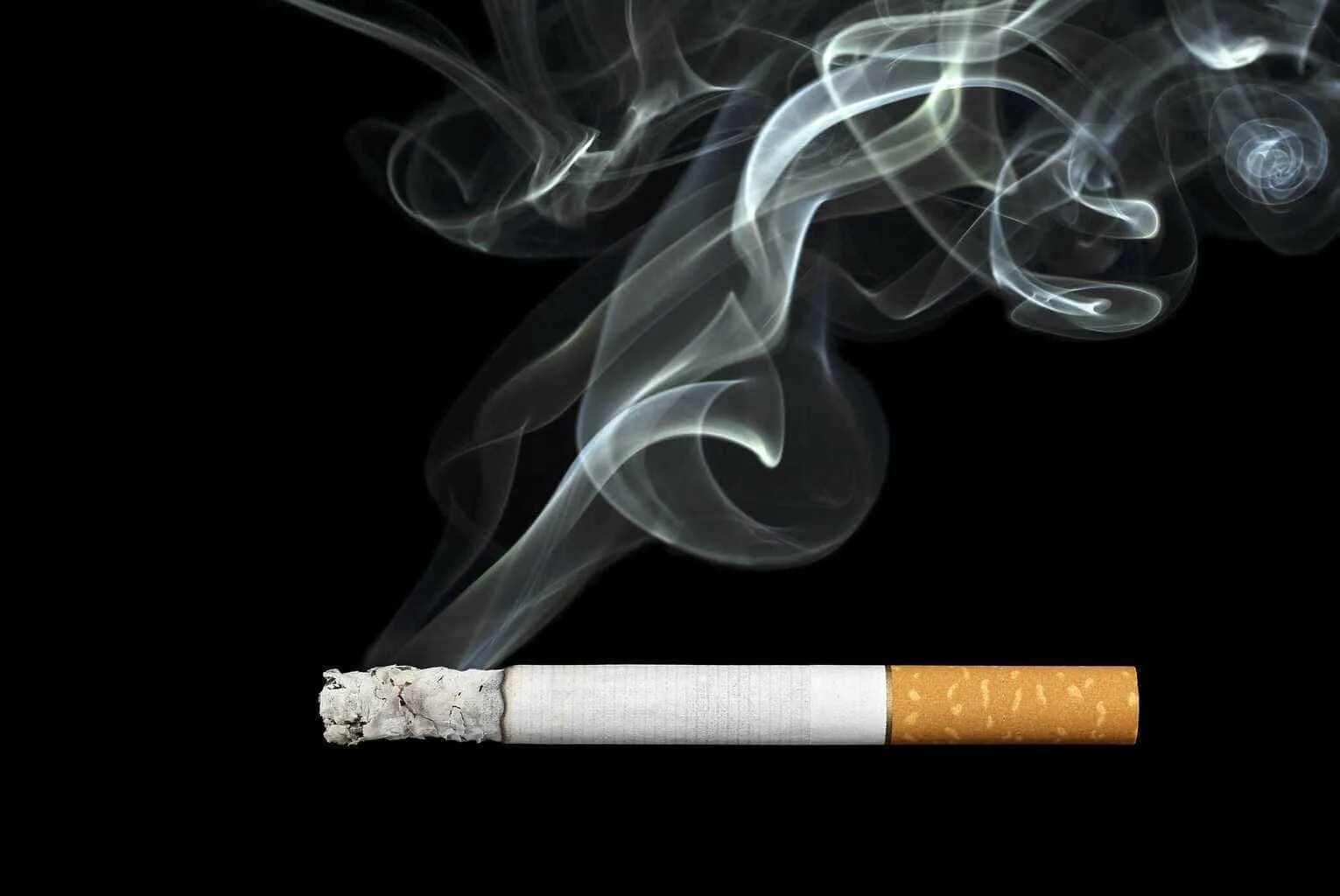 Приворот на сигарете. Табачный дым. Сигарета. Сигаретный дым. Дымящаяся сигарета.