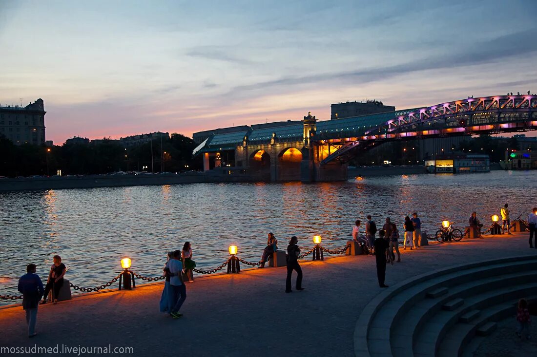 Парк горького прогулка. Парк Горького Москва. Парк Максима Горького Москва. Парк парк культуры Москва. Парк Горького Москва набережная.