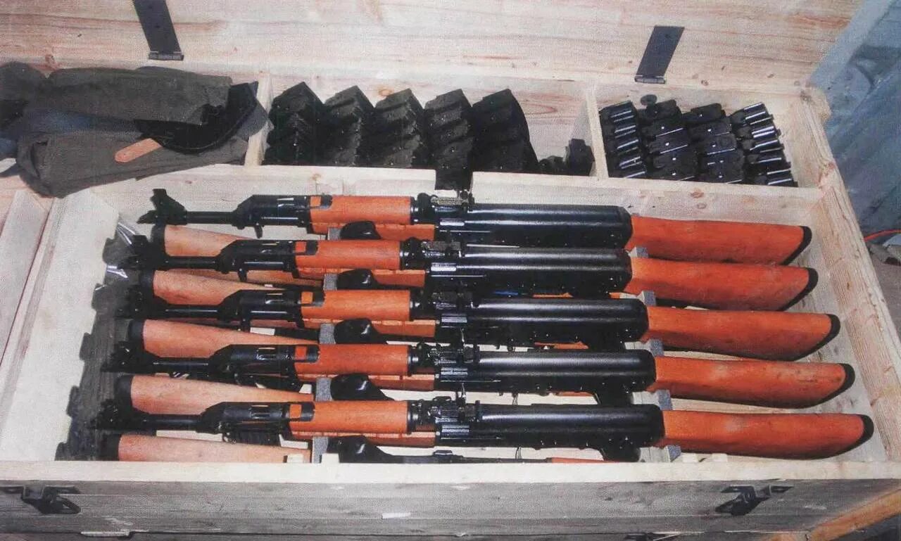 Укупорочный ящик для автоматов ак-47. Ящик калашей. Ящик калашей. Ак 74 в ящиках. Ящик калашей.