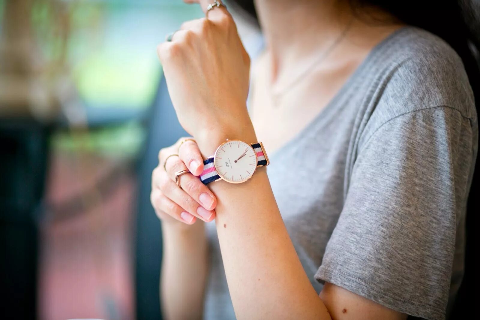 Brunette watches. Даниэль Веллингтон. Daniel Wellington часы женские. Наручные часы на руке. Рука с часами.