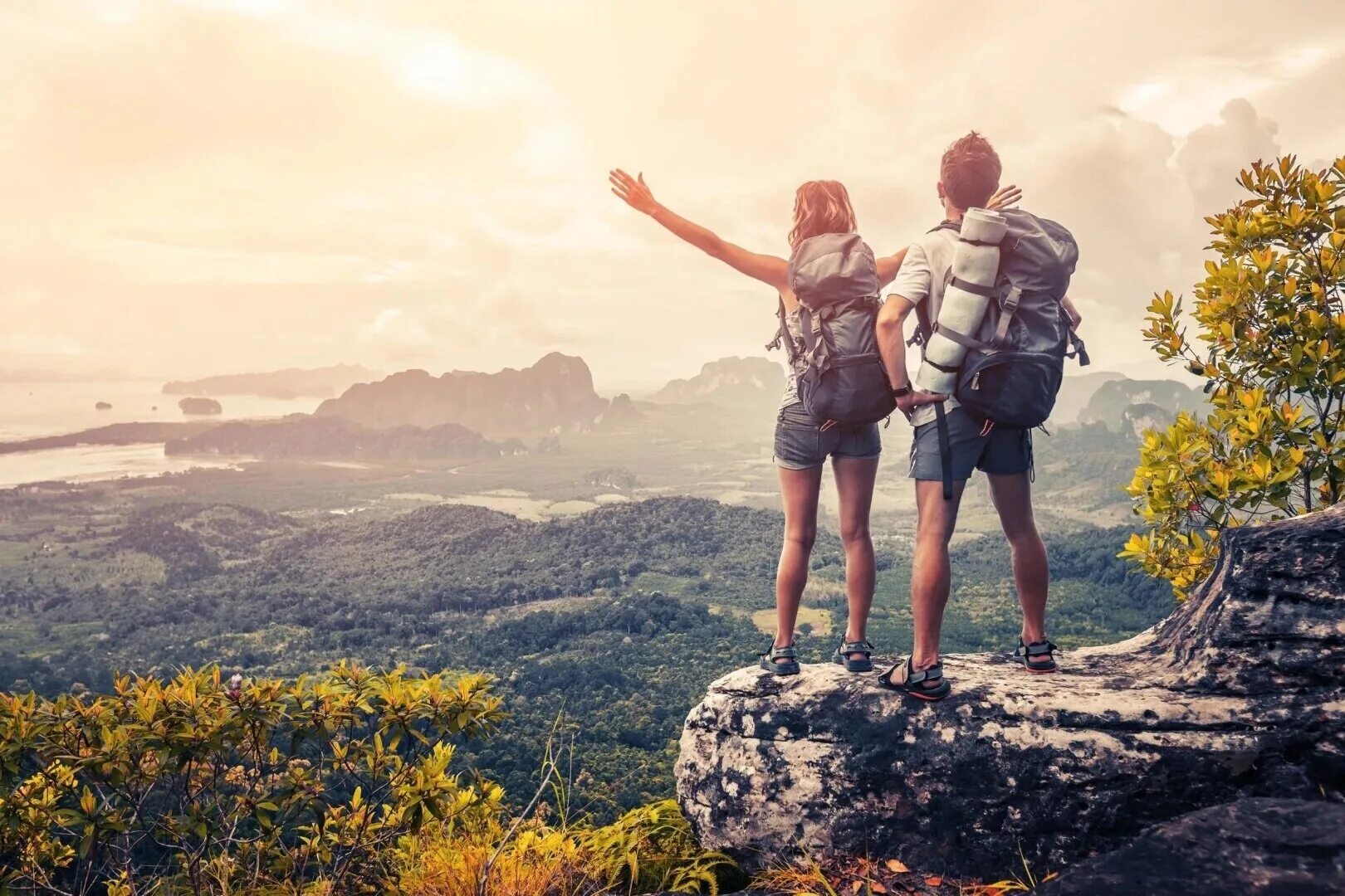 Attitude to travelling. Рюкзак путешественника. Поход в горы. Путешественник в горах. Горы туризм.