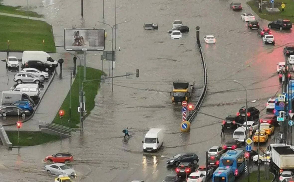 Затопило Боровское шоссе. Потоп на Боровском шоссе. Затопило Москву в 2002. Затопление Москвы.