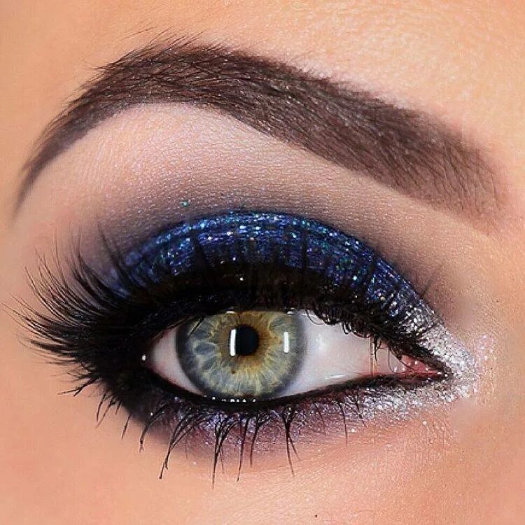Темный синий макияж. Eye smokey silver makeup. макияж с синими блестками. вечерний макияж с голубыми тенями. макияж с синими тенями для карих глаз.